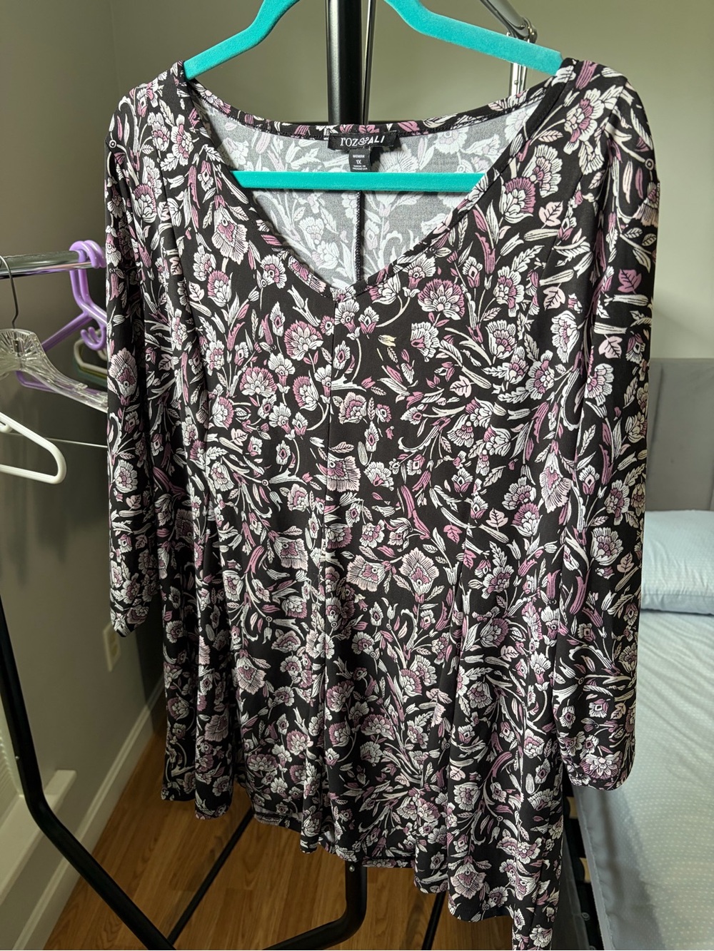 Roz & Ali Black/Pink/White Floral Print V-Neck Top 1X